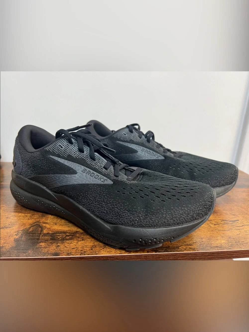Brooks Black Ghost 16 Running Sneakers Size 10 Womens